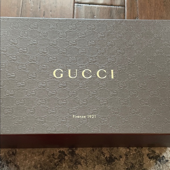 Gucci Designer Shoes - Picture 2 of 4